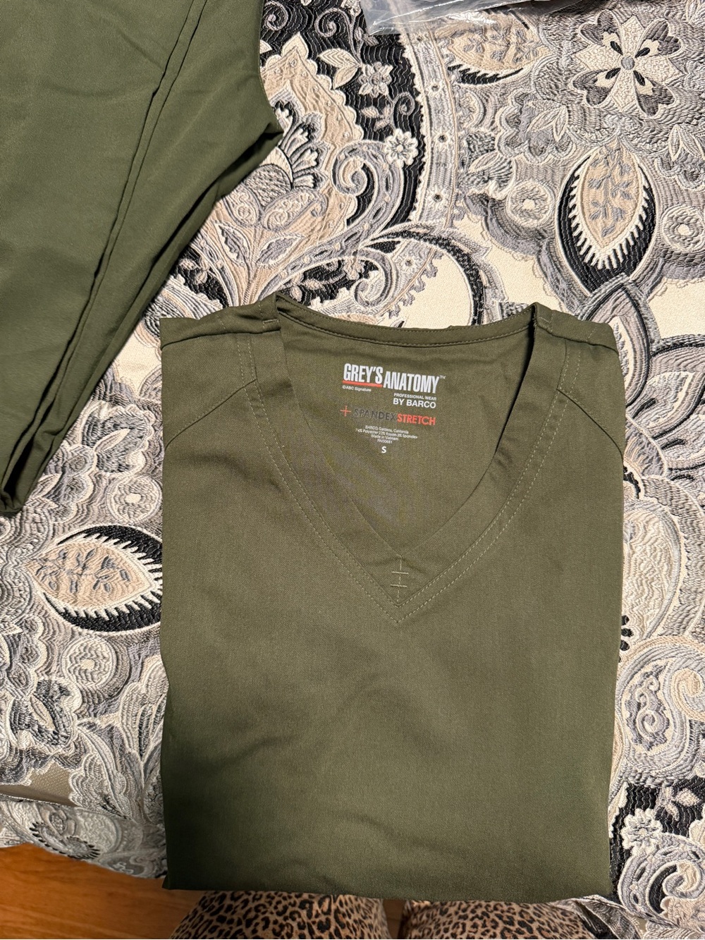 GREY'S ANATOMY women’s Olive V-Neck scrub top & pants